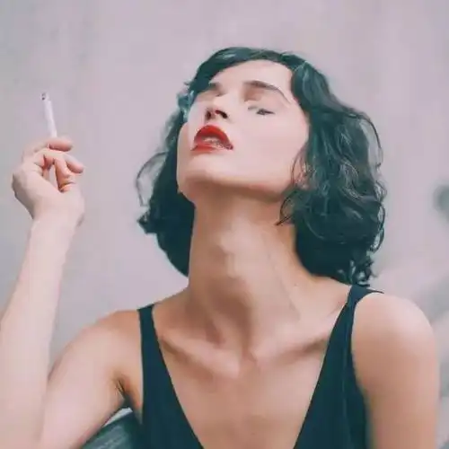 女生抽烟头像黑白女子