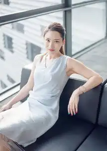 让抓褶裙为你的look加入别样设计,打造优雅女性的专属时尚感