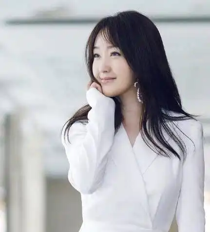 49岁杨钰莹装嫩翻车穿碎花衬衣配碎花红裙,却又村又土太辣眼睛