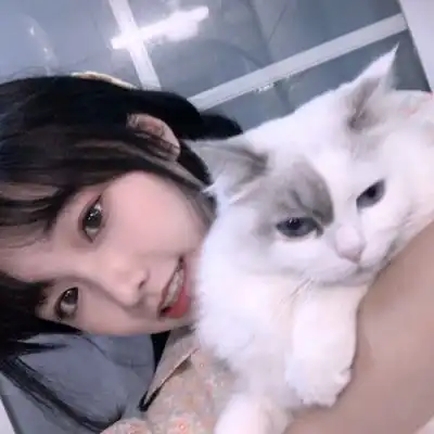 二兽真人干净精致风格女生头像
