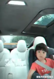 修杰楷晒俩女儿,波妞边吃边跟着音乐摇摆,还带动咘咘一起超嗨
