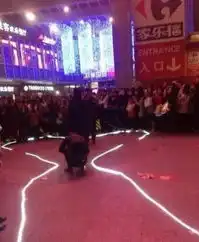 土豪10辆豪车助阵求婚女友获赠法拉利