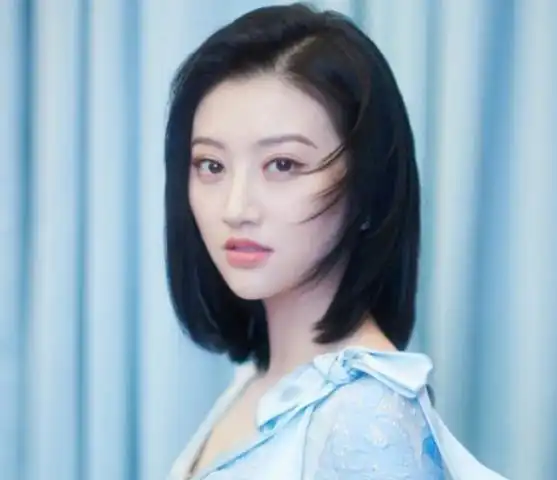 景甜年幼时表演照片曝光,从小多才多艺长相清秀很有文艺范