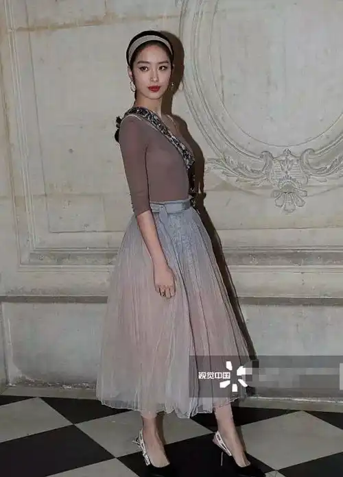 ab参加时装周被抓拍,妆好浓额头像杨幂,旁边秀智怎么胖这么多