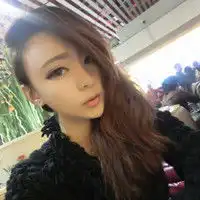 戴眼镜美女卡通头像洪欣