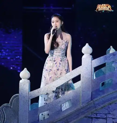 20岁关晓彤与31岁杨幂,同穿中国风碎花仙女裙,网友没法比