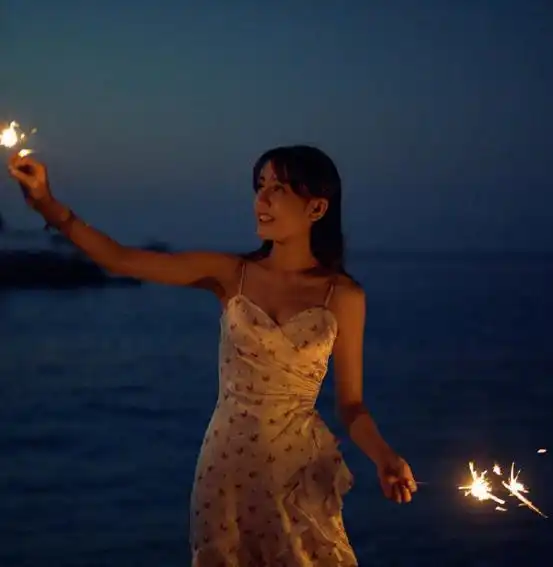 迪丽热巴真会打扮穿收腰式碎花裙,秀出纤纤细腰,拍照都好高级