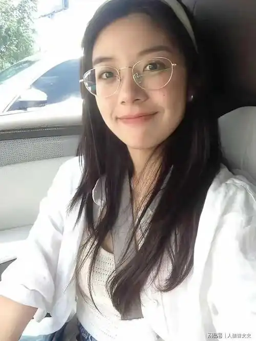 戴眼镜的漂亮美女又出现了