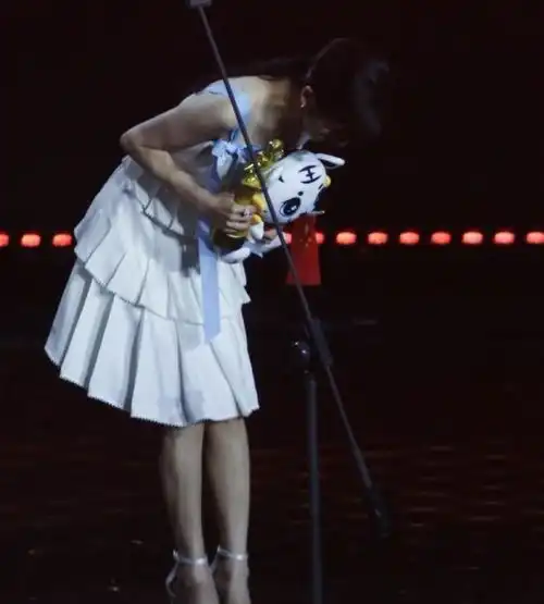 佟丽娅镜头前脖子前倾严重,仙女变阿姨,看到她的鞋黑粉纷纷道歉