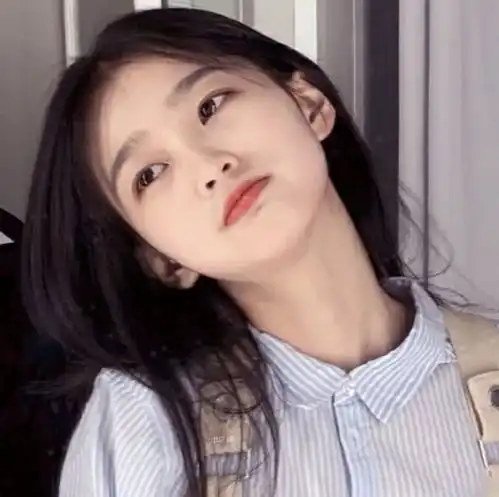 女孩笑了笑,拿出了手机拍下了最后一张照片