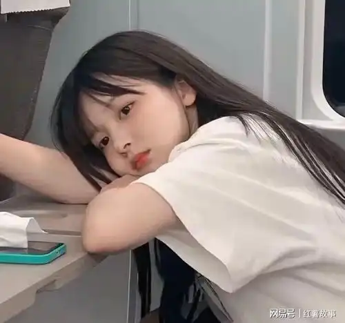 穿成霸总小助理后,我摆烂了,总裁却求我给他好好打工