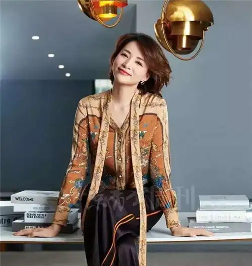 女人过了40岁,再懒也别穿大衣打底裤瞧董卿这样穿,优雅贵气