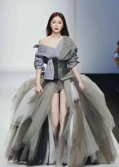 当女艺人们玩起跨界走秀,迪丽热巴气场全开,赵丽颖判若两人