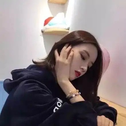 头像假装不在意余光却都是你