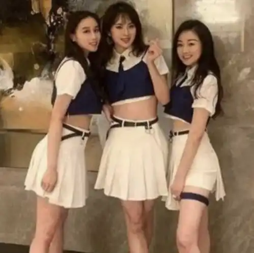 qq头像女学生穿校服何超