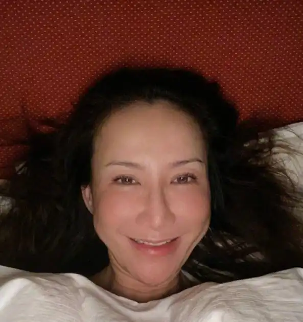 47岁李玟晒素颜自拍,多层颈纹下巴尖如锥,被嘲后温柔回应没关系
