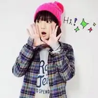 寻一短发女生格子衬衫头像