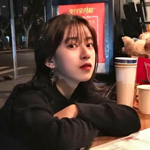 笑话段子下班回家发现电梯坏了,没办法只能爬楼回家了