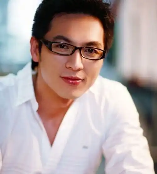 50岁的翁虹晒靓照大秀性感身材,二婚的她终于找到自己的真爱