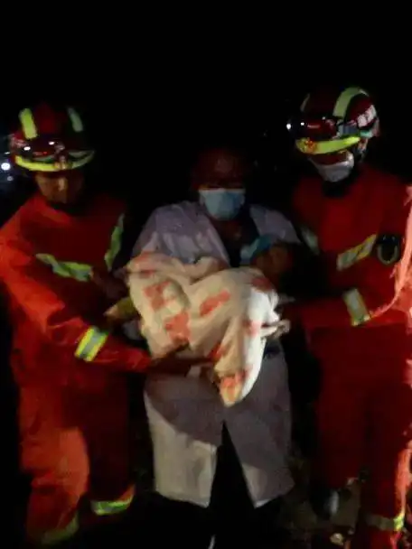 2岁女童坠入15米深井,消防12小时救出