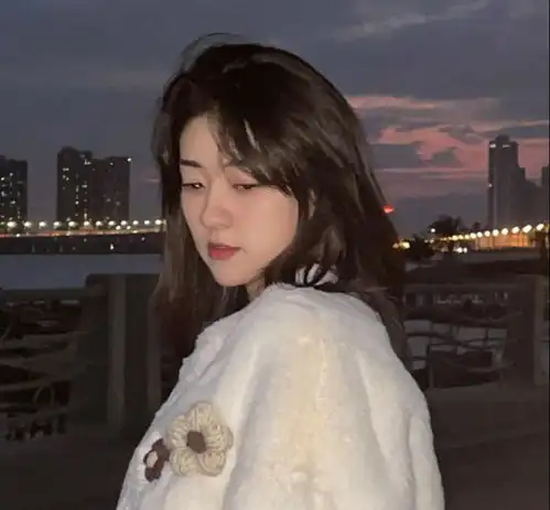 毛茸茸的服装果然够有少女感看梁洁穿搭就知道,满满小女生情怀