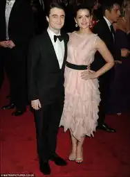 哈利波特丹尼尔携神秘女子出街勾肩搭背暧昧无比