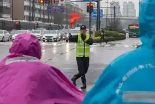 济南当两年交警协警杭州大爷花式指挥交通成网红