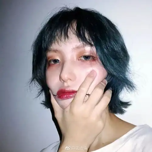 漫画脸酷炫少女火遍抖音,结果腿也是p的