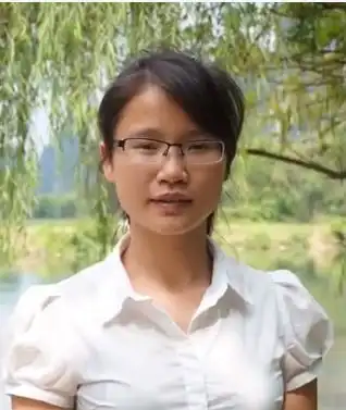广西特岗女教师越级报警救学生,现状曝光远走他乡卖螺蛳粉