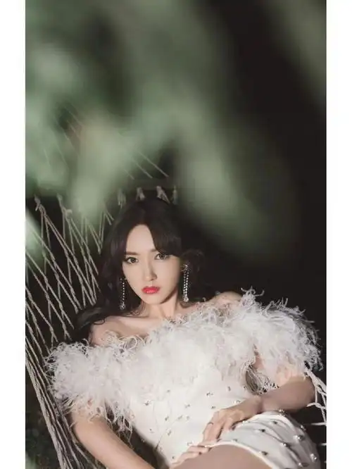 程潇美女图写真,深色v领抹胸裙,纯欲风满满,妩媚而又迷人