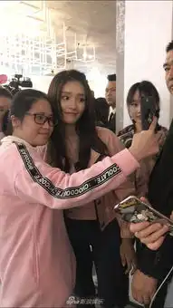 林允粉色夹克手捧花少女心满满