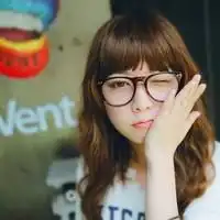 求戴黑框眼镜和吉他的女头像谢