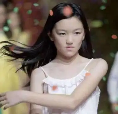 王菲的13岁女儿李嫣,花几百万做三次手术,如今还有人说丑