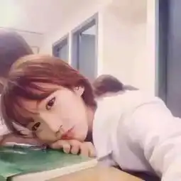 急找女生头像伤感趴桌子上
