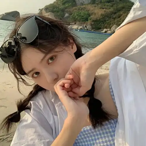女头回眸一笑百媚生六