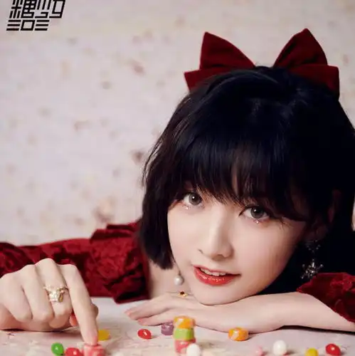 硬糖少女派对大片陈卓璇像贵族小公主,而王艺瑾秒变网红脸