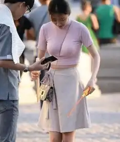 美女街边做推广引起了网友的注意,网友好身材