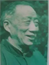 1950年代陈从周老照片合影照片背面有陈从周印章一枚漂亮合影里面前排右2应该是陈从周先生他拍摄照片喜欢笑口大开啊后面8张图片来自网络照片第一排左一那位女性