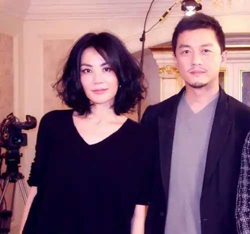 李亚鹏为生意很烦心不修边幅随地乱扔烟头,女友却依旧好精致