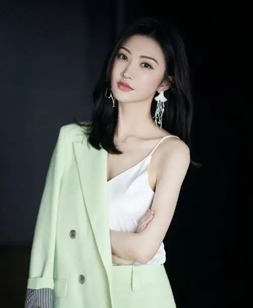 景甜的身材美而不俗,一袭黑色吊带裙典雅大气,难怪央视都要ps