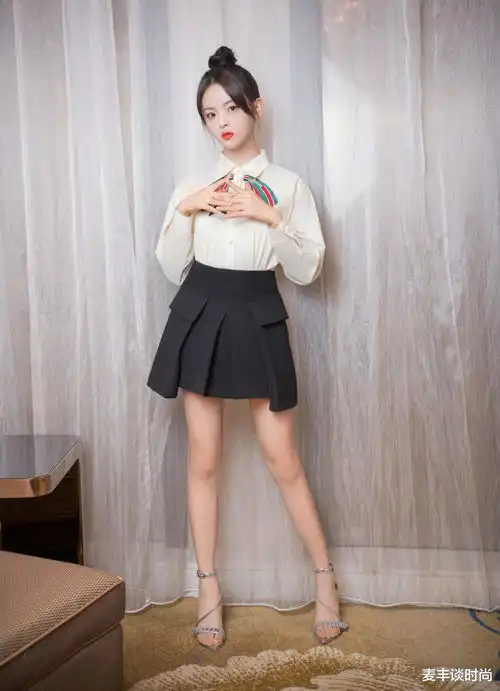 难怪杨超越这么火,穿娃娃领连衣裙配白色长筒袜,妥妥的漫画女主