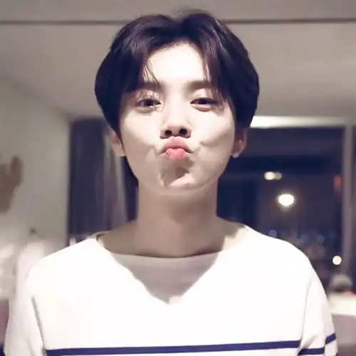 超可爱女生头像真人嘟嘴