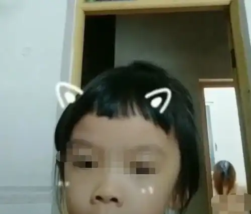 又出事,小学生拍抖音,不小心拍到妈妈洗澡还发了出去