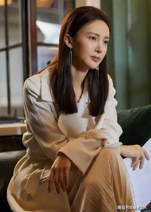 为什么女精英们的穿搭,看上去明明那么简单,却总显得高级又有钱