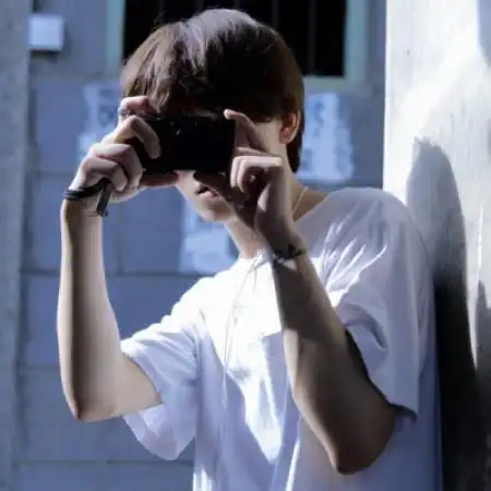 qq头像唯美男生无聊的日子无聊的过