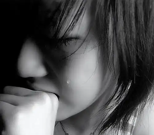 女子醉酒后跟代驾小哥车内发生关系,两人太过专注,车门都没关
