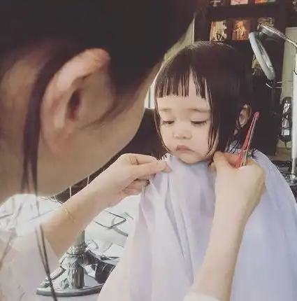 刘雯的撩耳发美炸了,半个娱乐圈都剪了