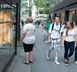 路人看到肥胖女孩后的表情合集