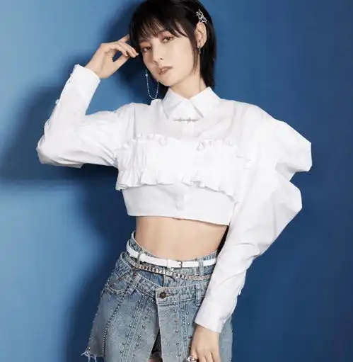 硬糖少女蓝色牛仔大片出炉,全员酷飒性感,只有王艺瑾不一样