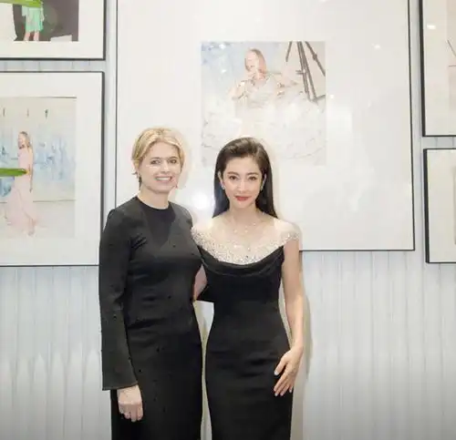 李冰冰在国外真放得开,一袭大露背晚礼服走红毯,真的越老越敢穿